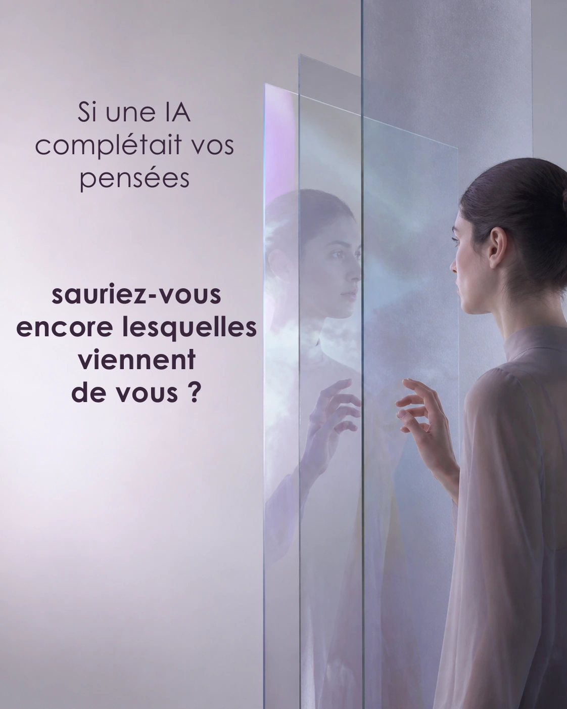Couverture du carrousel La souveraineté cognitive : une femme touche du bout des doigts plusieurs panneaux de verre translucide où se reflète son propre visage.