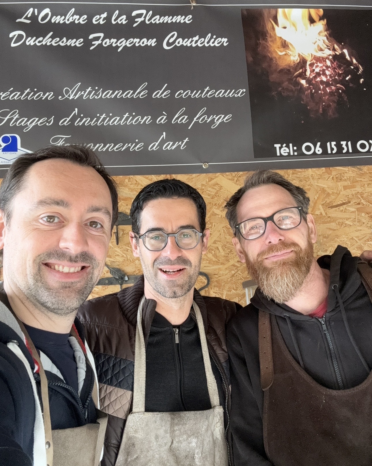 Photo de l’auteur, de son associé et du forgeron Arnaud
